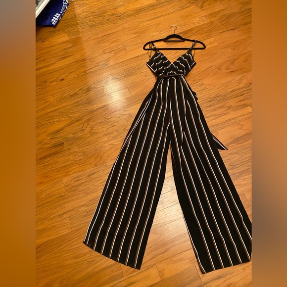 L'ATISTE WIDE-LEG SIDE SLIT JUMPSUIT LARGE - Picture 4 of 7